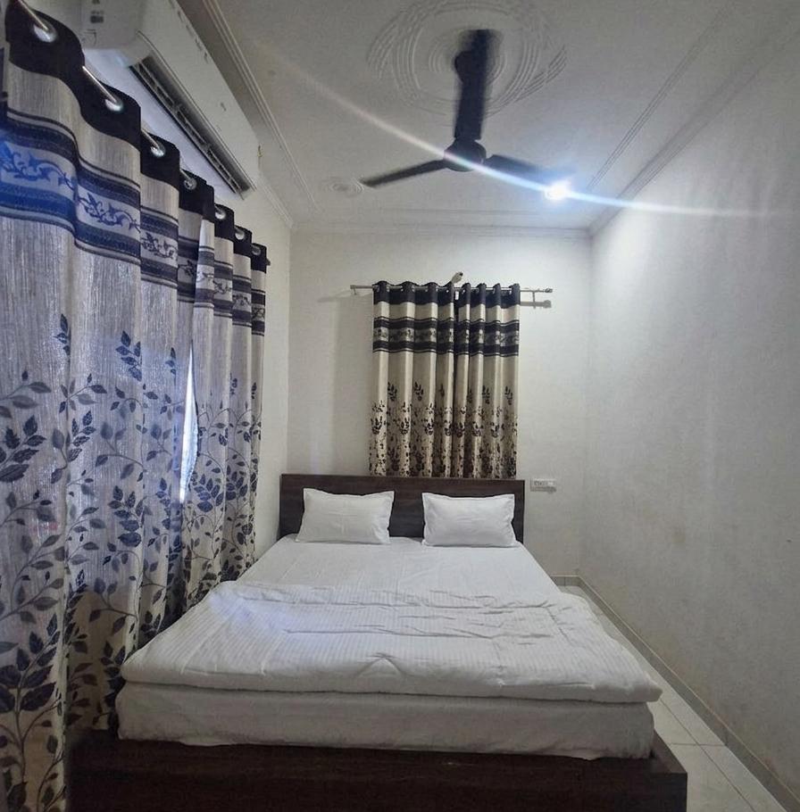 AC Room in Khatoo - Hotel Vikram Palace